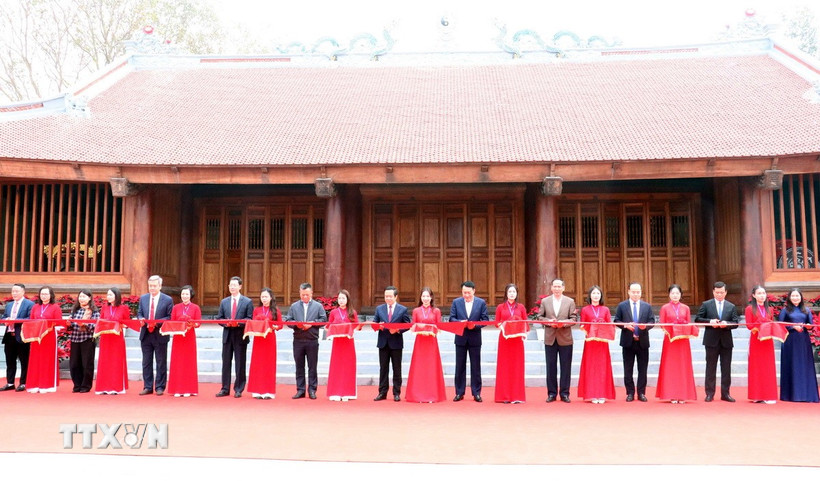 Các đại biểu cắt băng khánh thành Dự án tu bổ, tôn tạo Khu di tích lịch sử Đại danh y Hải Thượng Lãn Ông Lê Hữu Trác. (Ảnh: Nguyễn Công Hải/TTXVN)