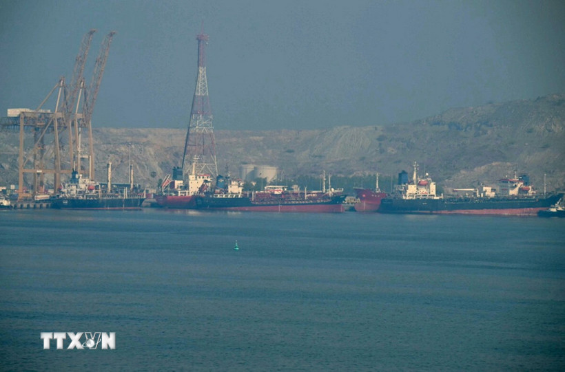 Tàu chở dầu tại cảng container Khor Fakkan, cảng nước sâu ở ngoài khơi thành phố Sharjah, Các Tiểu vương quốc Arab thống nhất, dọc eo biển Hormuz. (Ảnh: philstar.com/TTXVN)