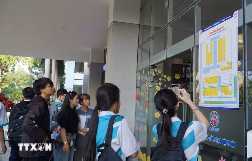 Thí sinh xem thông tin phòng thi đánh giá năng lực Đại học Quốc gia Thành phố Hồ Chí Minh tại điểm thi Trường Đại học Công nghệ Kỹ thuật Thành phố Hồ Chí Minh. (Ảnh: Thu Hoài/TTXVN)