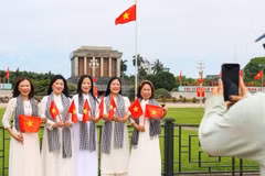 Người dân Thủ đô chọn đến các điểm du lịch 'tại chỗ' trong dịp nghỉ lễ 30/4