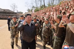 Ông Kim Jong Un thị sát đơn vị bộ binh cơ giới nhân dịp ngày thành lập quân đội
