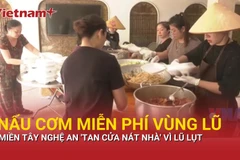 Chung tay hỗ trợ người dân vùng tâm lũ Nghệ An khắc phục hậu quả