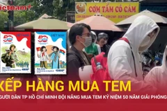 Người dân Thành phố Hồ Chí Minh đội nắng, xếp hàng mua tem kỷ niệm 50 năm giải phóng miền Nam