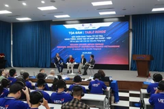 Toạ đàm có sự tham gia của các phi hành gia kỳ cựu người Pháp. (Ảnh: Minh Hiếu/Vietnam+)