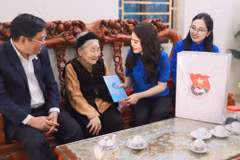 Bí thư Thành đoàn Hà Nội Chu Hồng Minh thăm, tặng quà Bà mẹ Việt Nam anh hùng Nguyễn Thị Cứu (thôn Đại Áng, Thanh Trì, Hà Nội) trong "Ngày Đoàn viên 2025". (Ảnh: PV/Vietnam+)