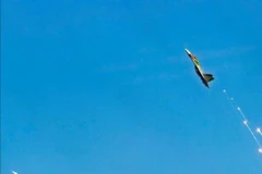 Mãn nhãn cảnh Su-30MK2 bay lượn, thả bẫy nhiệt trên bầu trời ngày 30/4 