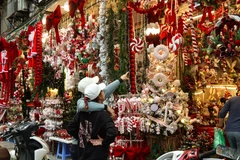 Năm nay, các mặt hàng trang trí Giáng sinh trên phố Hàng Mã trở nên phong phú, đa dạng về mẫu mã, nhiều sản phẩm được thiết kế tinh xảo, bắt mắt, thu hút sự chú ý của người tiêu dùng. (Ảnh: Nhật Minh/Vietnam+)