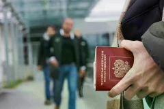 Pháp áp hạn chế đi lại với các nhà ngoại giao Nga, Moskva phản ứng gay gắt