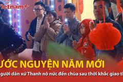 Người dân xứ Thanh nô nức đi chùa cầu an sau thời khắc Giao thừa