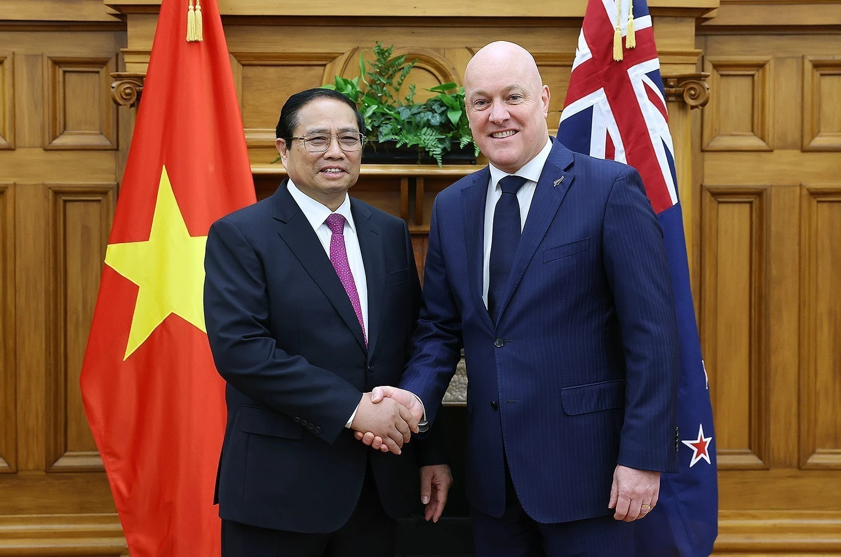 Thủ tướng Phạm Minh Chính với Thủ tướng New Zealand Christopher Luxon. (Ảnh: Dương Giang/TTXVN)