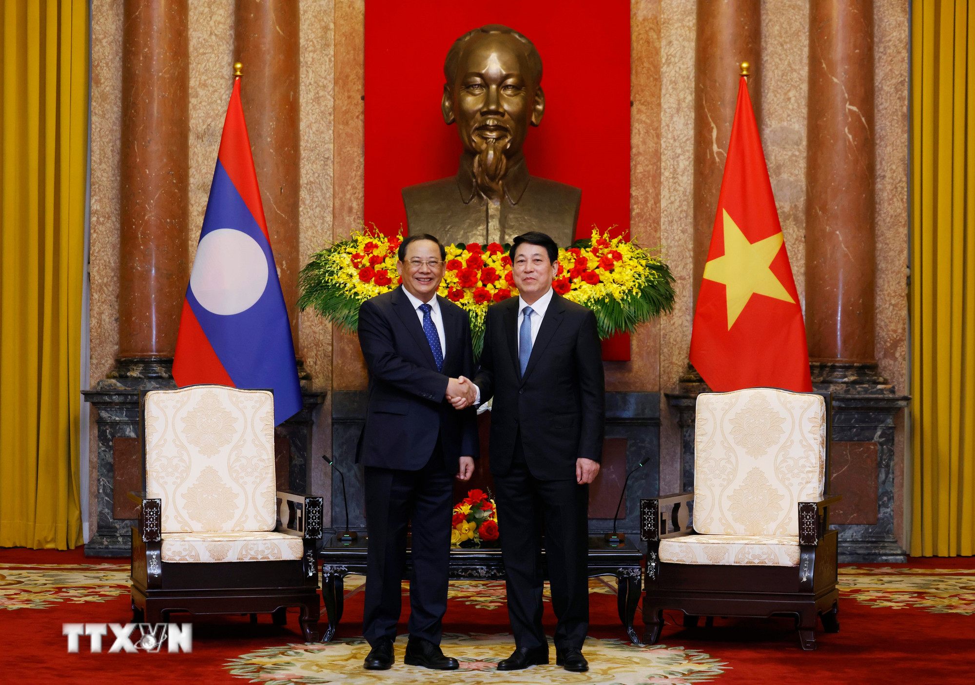 Chủ tịch nước Lương Cường tiếp Thủ tướng Lào Sonexay Siphandone. (Ảnh: Lâm Khánh/TTXVN)