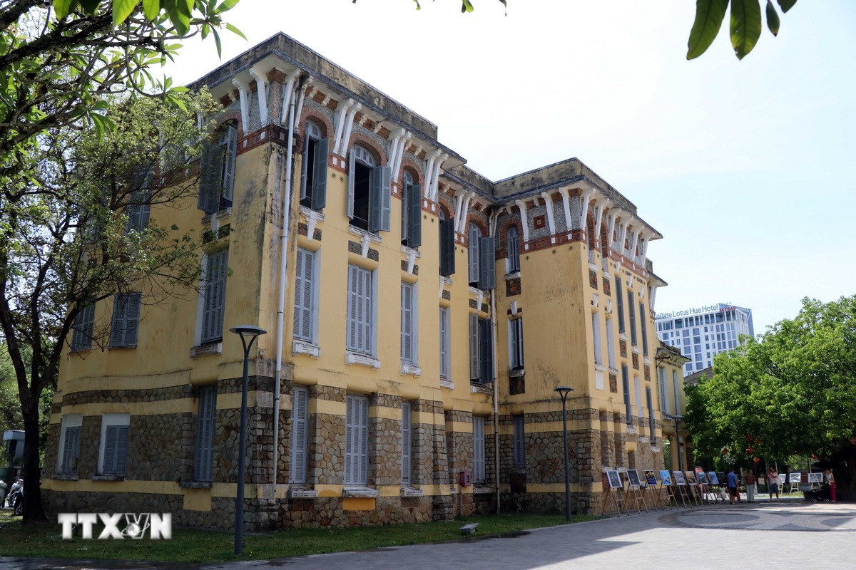 フォン川沿いのレ・ロイ通り23-25番地にある2つのフランス建築の建物は、書籍とフエ文化の空間となっています。 (写真:ド・チュオン/VNA) ttxvn-kien-truc-phap-do-thi-hue-2.jpg
