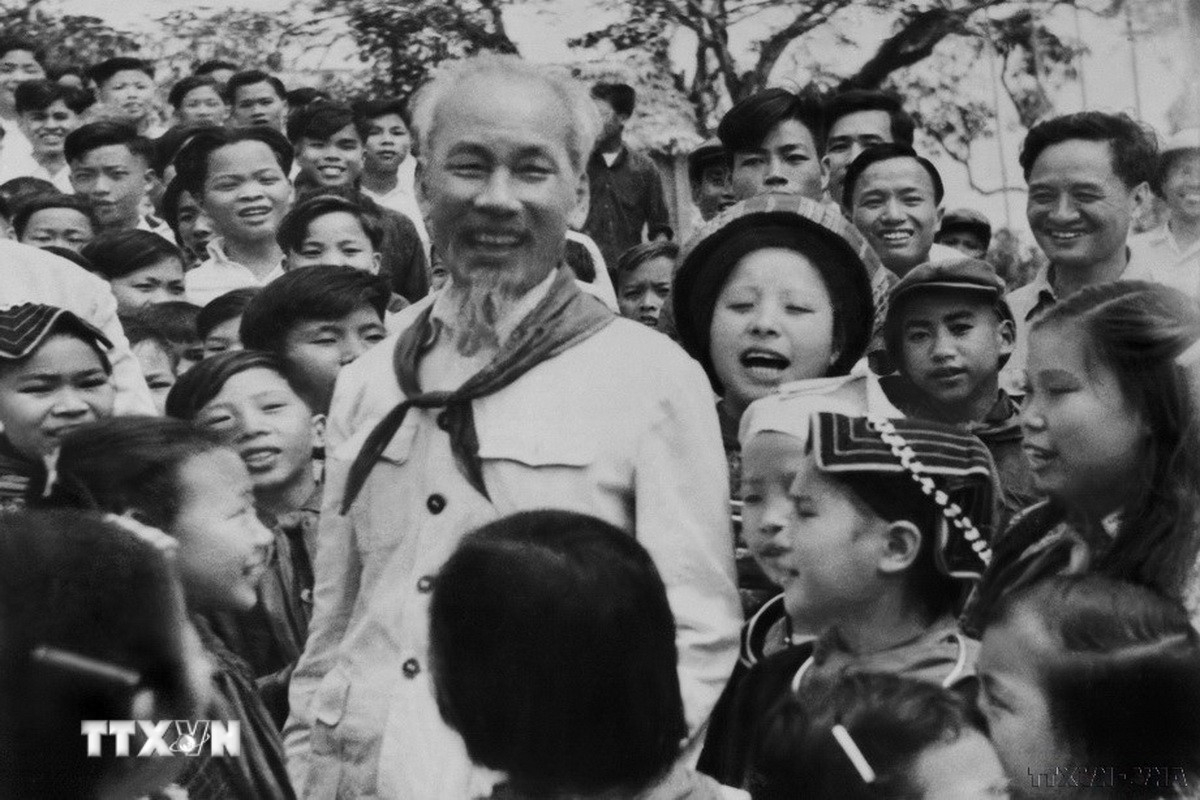 Chủ tịch Hồ Chí Minh đến thăm Trường thiếu nhi các dân tộc vùng cao Việt Bắc ở Thái Nguyên (13/3/1960). (Ảnh: TTXVN) ttxvn-bac-ho-voi-thieu-nhi-5.jpg