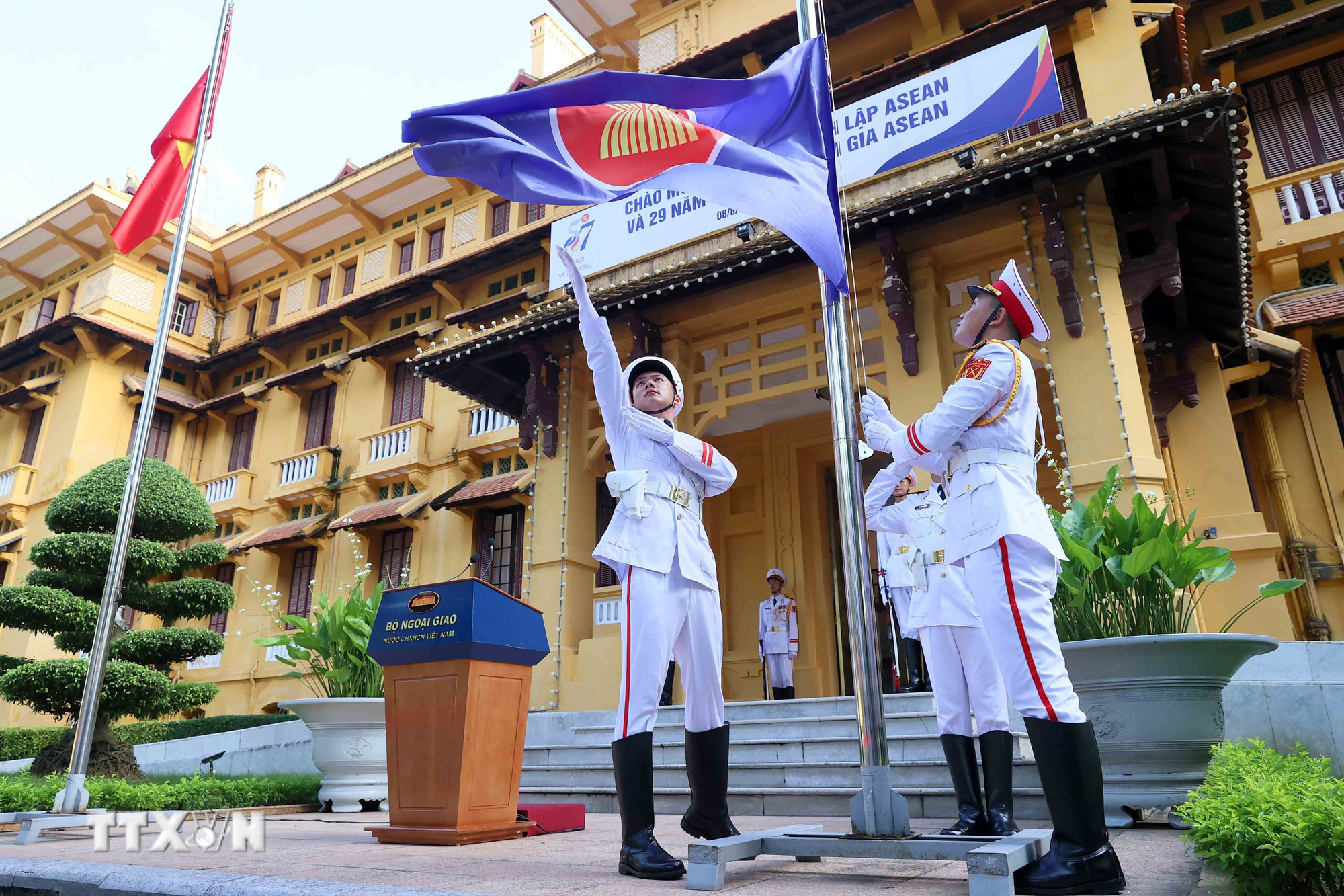Lễ thượng cờ nhân kỷ niệm 57 năm Ngày thành lập Hiệp hội các Quốc gia Đông Nam Á (ASEAN) do Bộ Ngoại giao tổ chức (Hà Nội, 8/8/2024). (Ảnh: An Đăng/TTXVN)