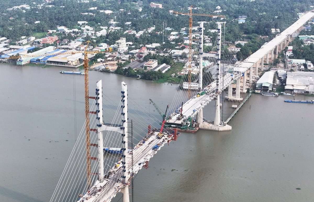 Cầu chính dây văng dự kiến ngày 30/4/2025 sẽ hợp long. (Ảnh: Hồng Đạt/TTXVN)