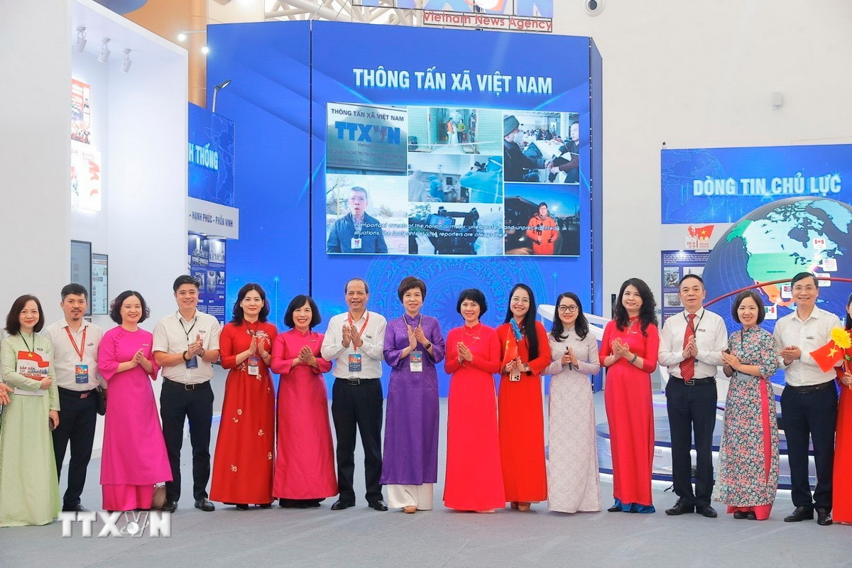 Vu Viet Trang総局長とVNAブースの代表者たち。(写真:Minh Quyet/VNA) ttxvn-gian-hang-5.jpg
