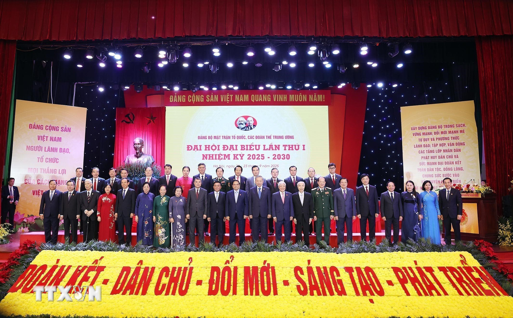 Tổng Bí thư Tô Lâm, Thủ tướng Phạm Minh Chính và các đại biểu dự Đại hội. (Ảnh: Thống Nhất/TTXVN) ttxvn-tong-bi-thu-to-lam-mat-tran5.jpg