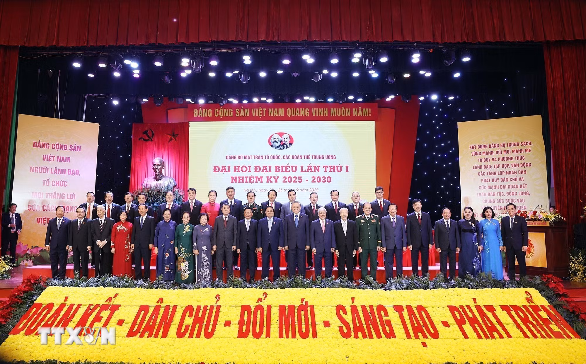 ttxvn-tong-bi-thu-to-lam-mat-tran5.jpg
