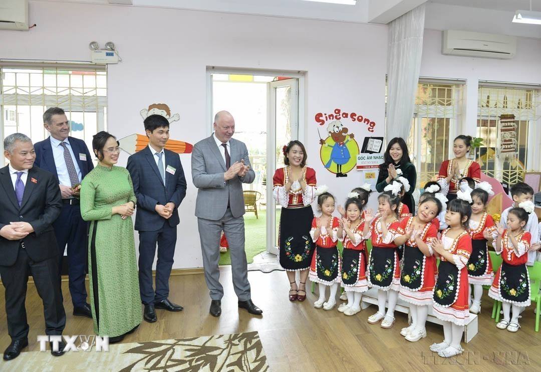 ブルガリア国会議長ロセン・イェリアスコフ氏がベトナム・ブルガリア幼稚園を訪問(ハノイ、2024年)。(写真:ミン・ドゥック/VNA) ttxvn-viet-nam-bulgaria3.jpg