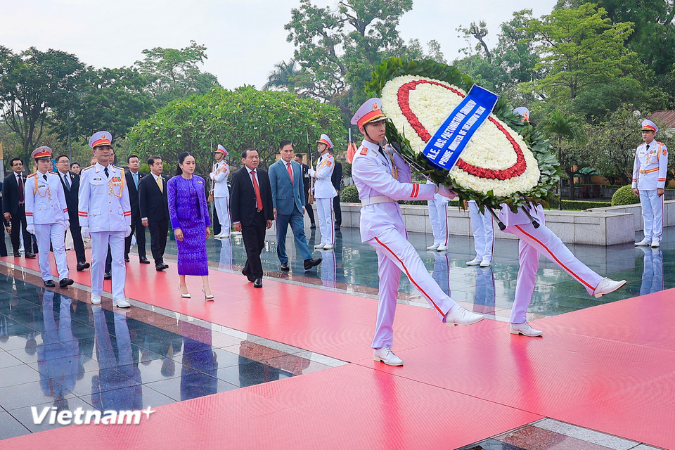 Cũng trong sáng 16/5, Thủ tướng Thái Lan Paetongtarn Shinawatra đặt vòng hoa tại Đài tưởng niệm các Anh hùng liệt sĩ trên đường Bắc Sơn (Ba Đình, Hà Nội). (Ảnh: Hoài Nam/Vietnam+)