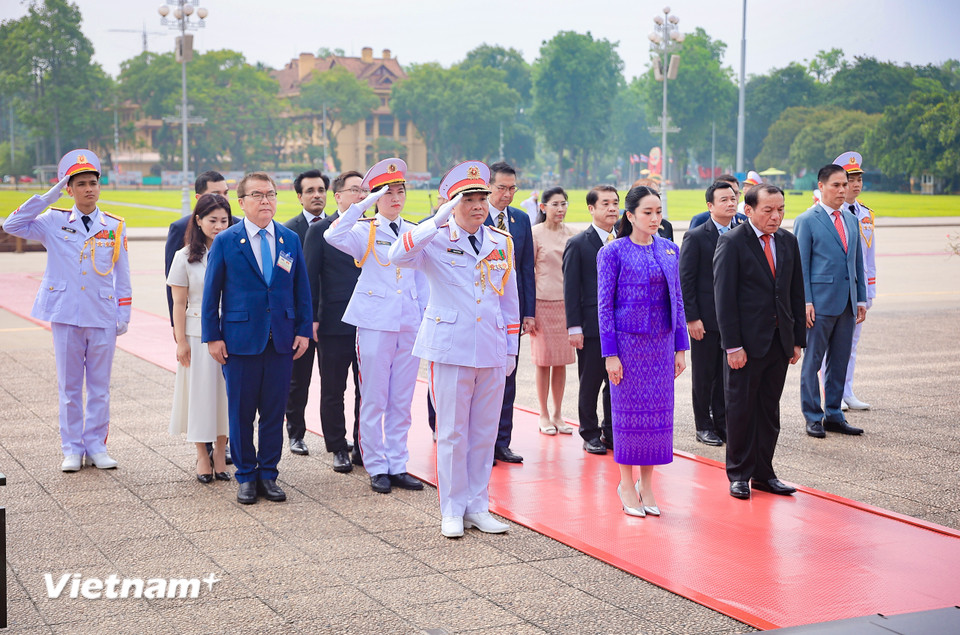 Thủ tướng Thái Lan Paetongtarn Shinawatra đặt vòng hoa và vào Lăng viếng Chủ tịch Hồ Chí Minh. (Ảnh: Hoài Nam/Vietnam+)