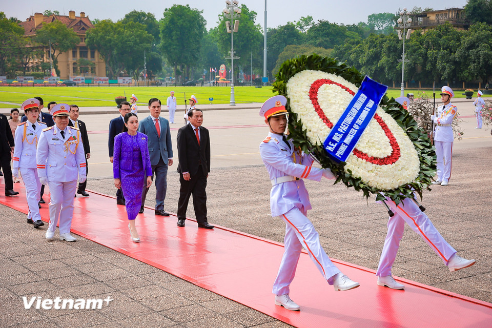 Sáng 16/5, Thủ tướng Thái Lan Paetongtarn Shinawatra đến đặt vòng hoa vào viếng Lăng Chủ tịch Hồ Chí Minh trong chuyến thăm theo lời mời của Thủ tướng Phạm Minh Chính. (Ảnh: Hoài Nam/Vietnam+)