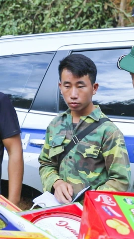 Trưởng bản Mùa A Thi (giữa) báo cáo Phó Thủ tướng Trần Hồng Hà tại hiện trường sạt lở, lũ quét ở bản Háng Pu Xi, xã Xa Dung, sáng 2/8. (Ảnh: Xuân Tư/TTXVN)