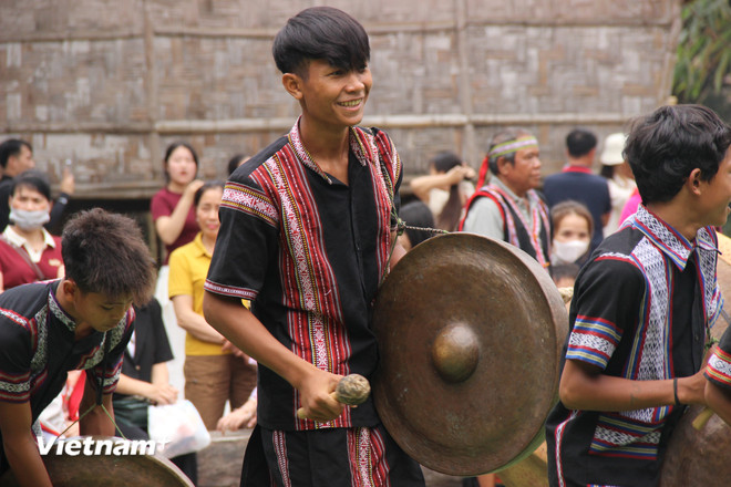 vnp-dieu-khanh-pham-bieu-dien-cong-chieng-cung-cong-dong-dan-toc-stiengjpg.jpg