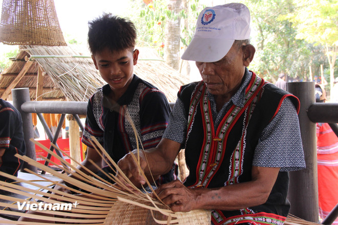 vnp-nghe-dan-truyen-thong-cua-dan-toc-s-tieng-duoc-the-he-tre-tiep-thu.jpg