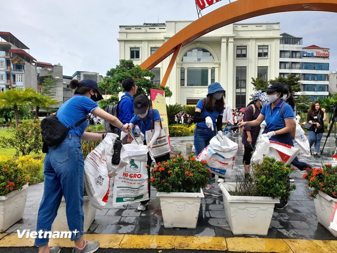 Các bạn trẻ tham gia dọn vệ sinh tại Hà Nội. (Ảnh: Hùng Võ/Vietnam+) vnp-rac-thai-nhua-3.jpg