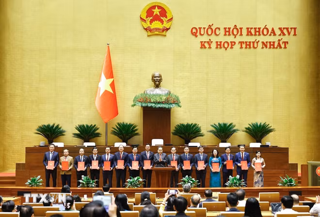 Chủ tịch Quốc hội Trần Thanh Mẫn trao Nghị quyết phê chuẩn cho các Trưởng Đoàn đại biểu Quốc hội. (Ảnh: Doãn Tấn/TTXVN) ttxvn-quoc-hoi-khoa-xvi-149.jpg