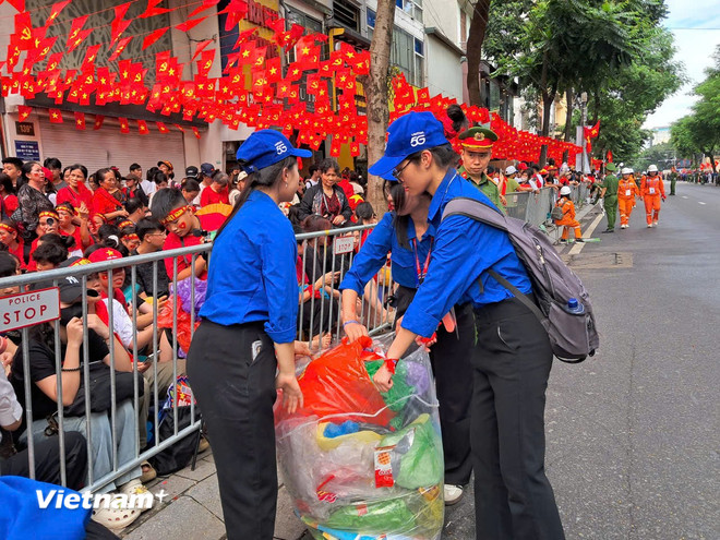 Thanh niên tình nguyện rọn rác sau buổi tổng duyệt diễu binh, diễu hành A80. (Ảnh: Hùng Võ/Vietnam+) vnp-nhat-rac-sau-tong-duyet-4.jpg