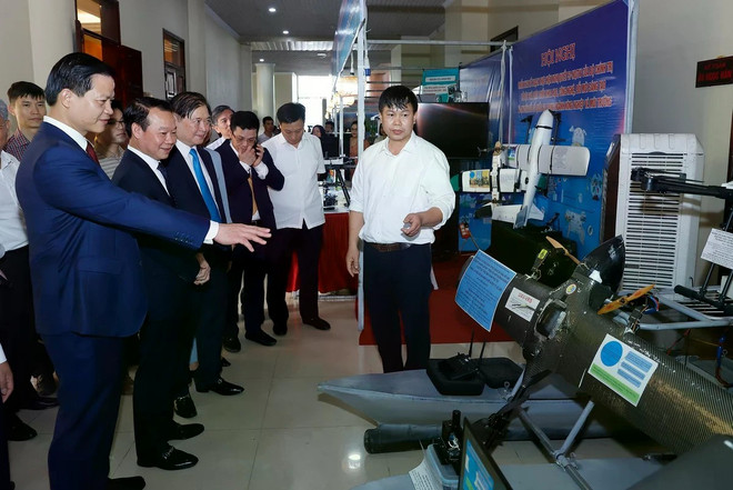 Bộ trưởng Đỗ Đức Duy cùng Chủ tịch Ủy ban Nhân dân tỉnh Bắc Ninh Vương Quốc Tuấn thăm các gian hàng khoa học công nghệ tại Hội nghị. (Ảnh: Khương Trung) khoa-hoc-cong-nghe-3514.jpg