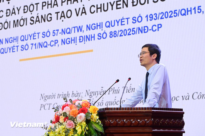 Tiến sỹ Nguyễn Phú Tiến - Phó Cục trưởng Cục Chuyển đổi số Quốc gia (Bộ Khoa học và Công nghệ) phát biểu tại hội nghị. (Ảnh: PV/Vietnam+) vnp-khoa-hoc-cong-nghe.jpg