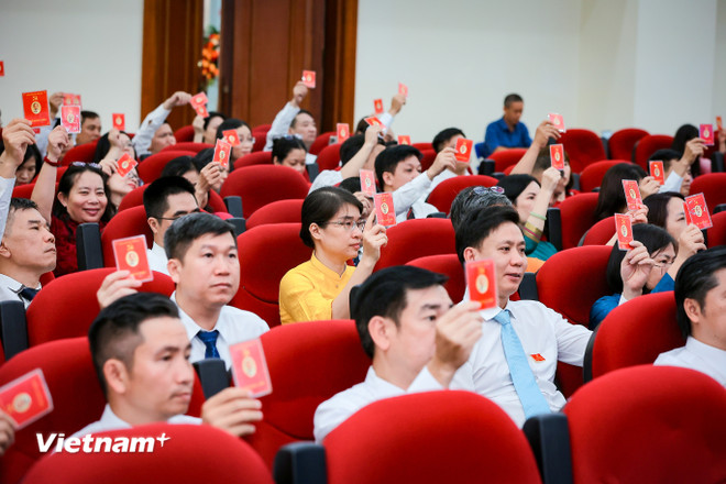 Đại hội đã biểu quyết 100% thông qua danh sách bầu cử đại biểu đi dự Đại hội đại biểu Đảng bộ Chính phủ. (Ảnh: Hoài Nam/Vietnam+) vnp-dhoi-chieu-2.jpg