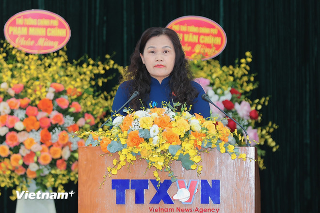 Đồng chí Nguyễn Thị Sự, Phó tổng giám đốc TTXVN trình bày Báo cáo tổng hợp ý kiến tham gia đóng góp vào dự thảo Văn kiện Đại hội đại biểu toàn quốc lần thứ XIV của Đảng và dự thảo Văn kiện Đại hội đại biểu Đảng bộ Chính phủ lần thứ nhất. (Ảnh: Hoài Nam/Vietnam+) vnp-dhoi-ttx-buoi-chieu-3.jpg