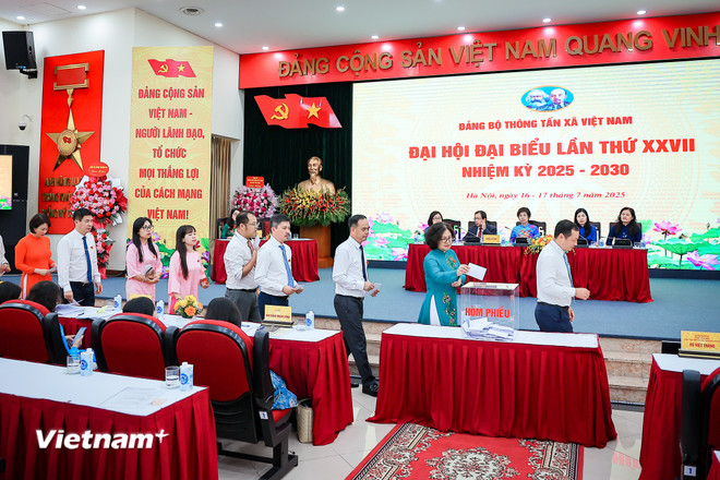 Các đại biểu bỏ phiếu bầu Đoàn đại biểu dự Đại hội đại biểu Đảng bộ Chính phủ lần thứ nhất. (Ảnh: Hoài Nam/Vietnam+) vnp-dhoi-chieu-8.jpg