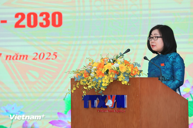 Đồng chí Đoàn Thị Tuyết Nhung, Phó tổng giám đốc TTXVN trình bày Báo cáo tổng hợp ý kiến tham gia đóng góp vào dự thảo Văn kiện Đại hội đại biểu Đảng bộ Chính phủ lần thứ nhất nhiệm kỳ 2025 - 2030. (Ảnh: Hoài Nam/Vietnam+) vnp-dhoi-ttx-buoi-chieu-4.jpg