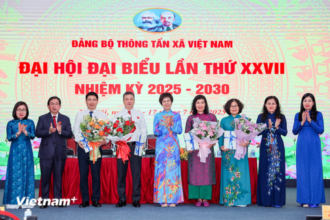 Đồng chí Vũ Việt Trang, Bí thư Đảng ủy, Tổng giám đốc TTXVN thay mặt Ban Chấp hành khóa 27 tặng hoa các đồng chí Ủy viên Ban chấp hành, Ủy viên Ủy ban kiểm tra khóa 26. (Ảnh: Hoài Nam/Vietnam+) vnp-dhoi-tang-hoa.jpg