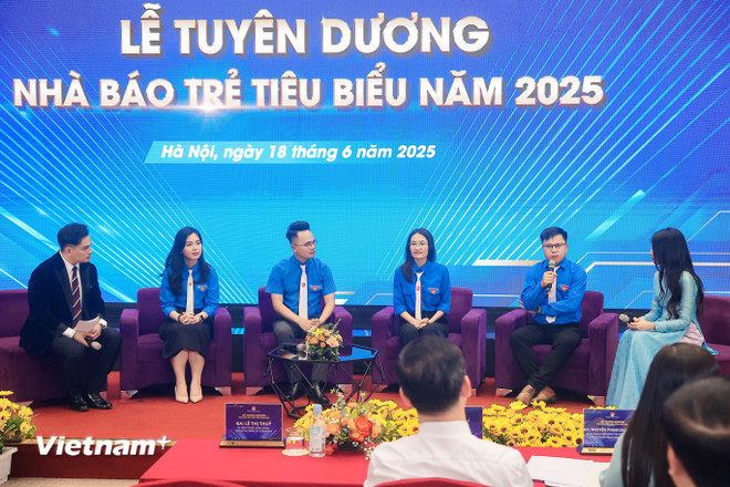 គណៈប្រតិភូធ្វើអន្តរកម្មក្នុងពិធីលើកតម្កើងអ្នកសារព័ត៌មានវ័យក្មេងឆ្នើមឆ្នាំ 2025។ (ប្រភព៖ Vietnam+) vnp-tuyen-duong-9.jpg