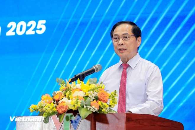 លោក Bui Thanh Son ឧបនាយករដ្ឋមន្ត្រី និងជារដ្ឋមន្ត្រីក្រសួងការបរទេស។ (រូបថត៖ Hoai Nam/Vietnam+) vnp-tuyen-duong-2.jpg