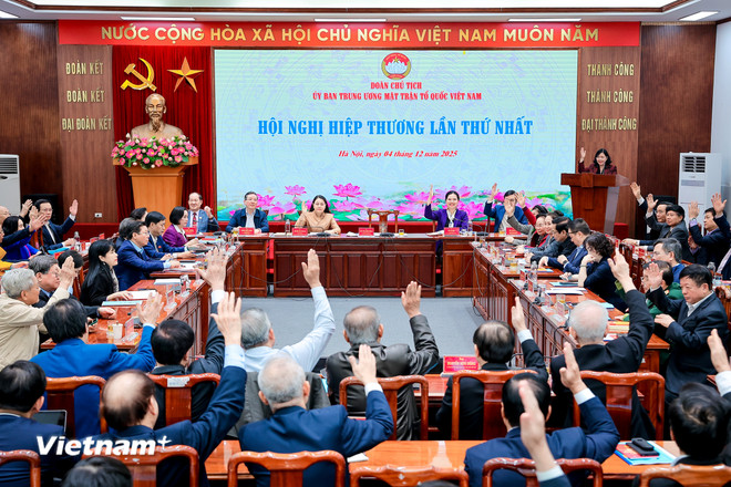 សន្និសីទពិគ្រោះយោបល់លើកដំបូងរបស់គណៈកម្មាធិការកណ្តាលរណសិរ្សមាតុភូមិវៀតណាម។ (ប្រភព៖ Vietnam+) vnp-hiep-thuong-minh-hoa.jpg