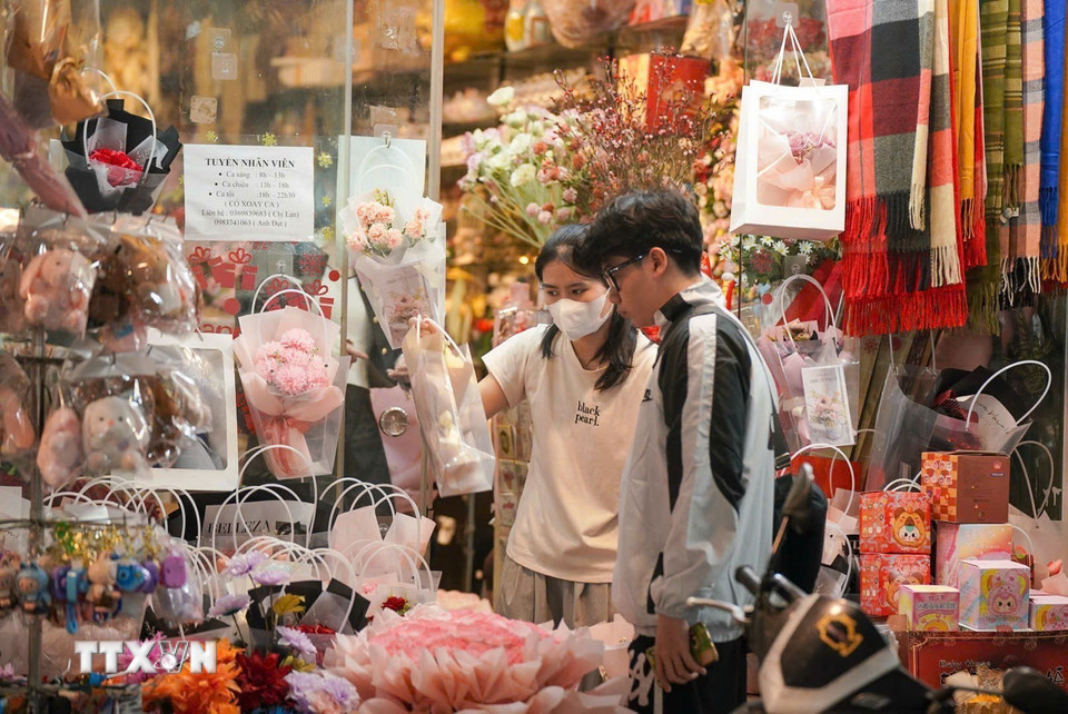 Lựa chọn quà tặng nhân dịp 8/3. (Ảnh: Khánh Hòa/TTXVN)