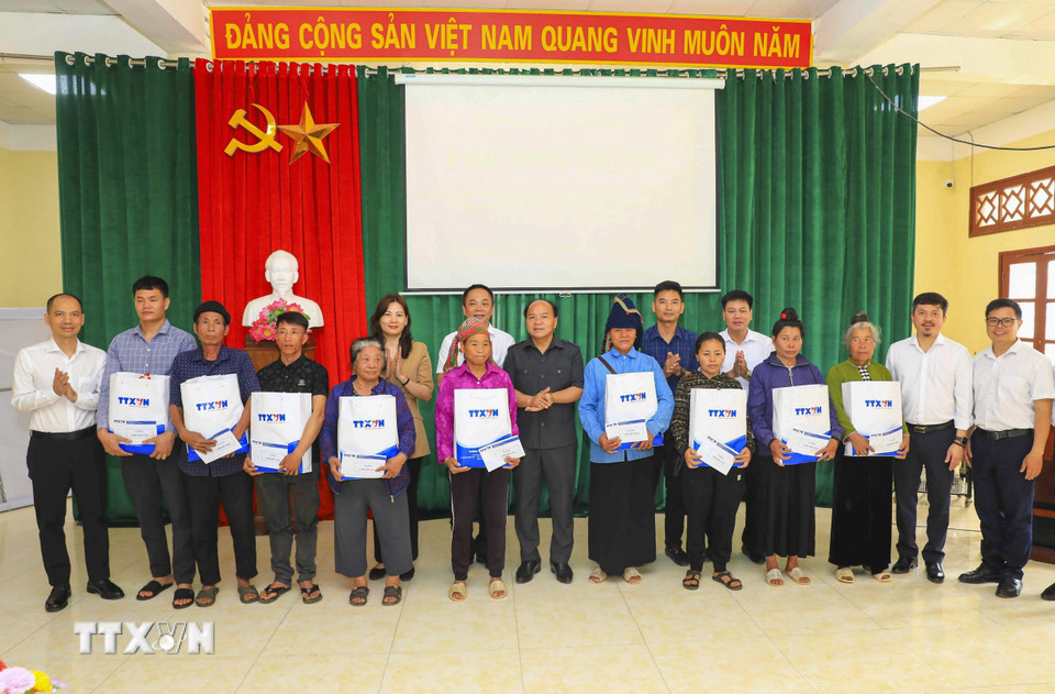 Đoàn công tác của TTXVN trao quà cho hộ nghèo tỉnh Điện Biên. (Ảnh: Xuân Tư/TTXVN)