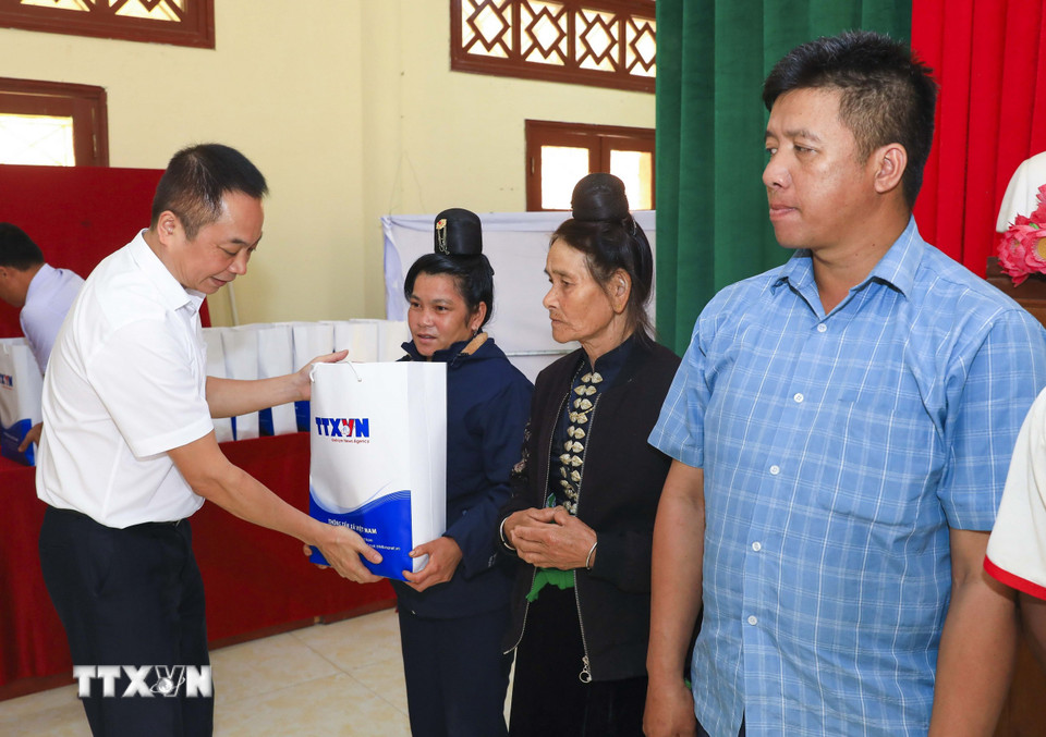 Chánh Văn phòng TTXVN Ngô Thanh Sơn trao quà cho hộ nghèo tỉnh Điện Biên. (Ảnh: Xuân Tư/TTXVN)