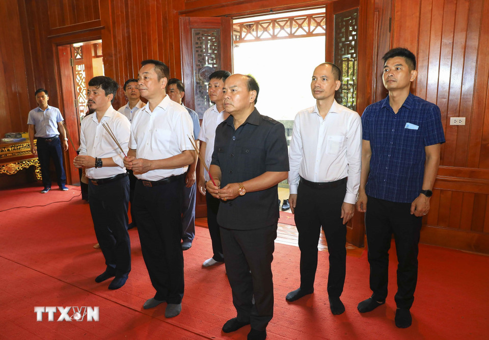 Đoàn công tác của TTXVN và thành phố Điện Biên Phủ dâng hương tri ân Đại tướng Võ Nguyên Giáp tại Khu Di tích Sở Chỉ huy Chiến dịch Điện Biên Phủ. (Ảnh: Xuân Tư/TTXVN)