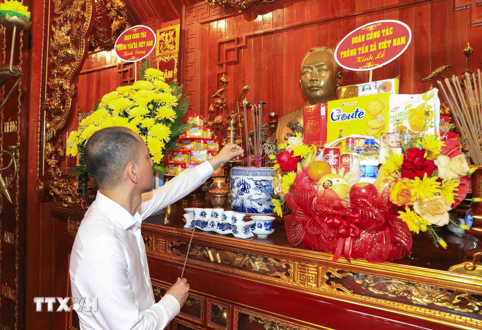 Đoàn công tác của TTXVN và thành phố Điện Biên Phủ dâng hương tri ân Đại tướng Võ Nguyên Giáp tại Khu Di tích Sở Chỉ huy Chiến dịch Điện Biên Phủ. (Ảnh: Xuân Tư/TTXVN)