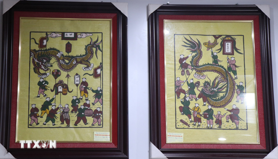 Bức tranh rước rồng cổ (bên trái) và rước rồng mới. (Ảnh: Thanh Thương/TTXVN)