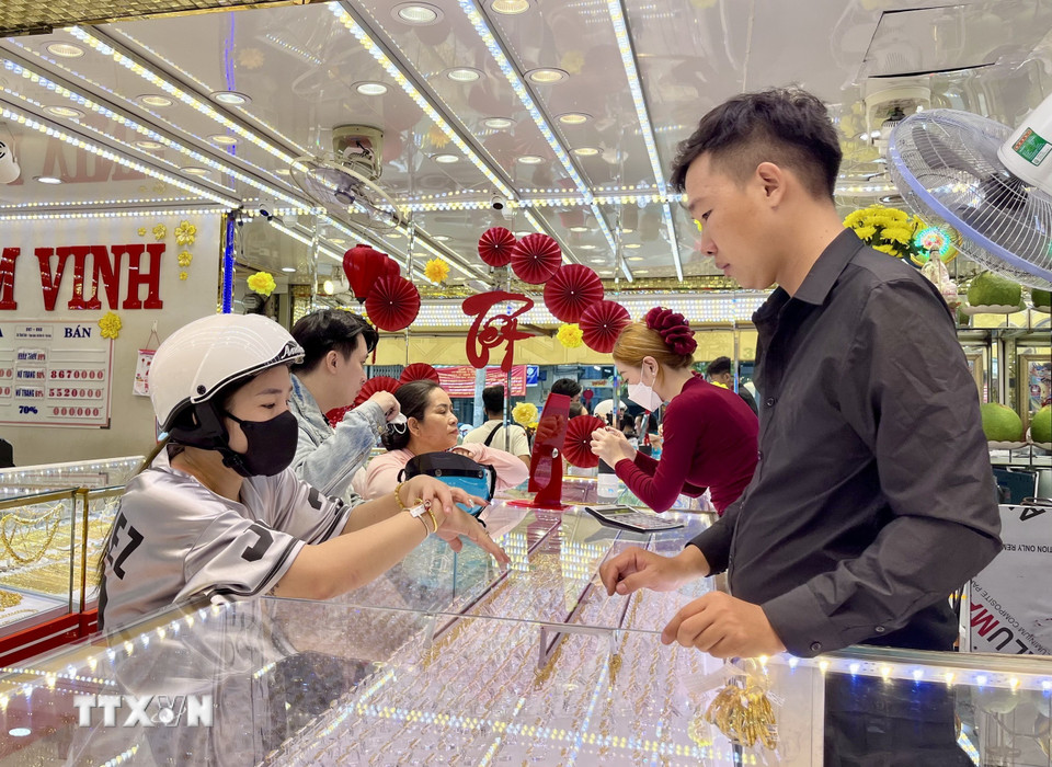 Nhiều người dân mua vàng nhẫn, trang sức trong Ngày vía Thần Tài ở khu phố Vàng bạc, quận 5, Thành phố Hồ Chí Minh. (Ảnh: Hứa Chung/TTXVN)
