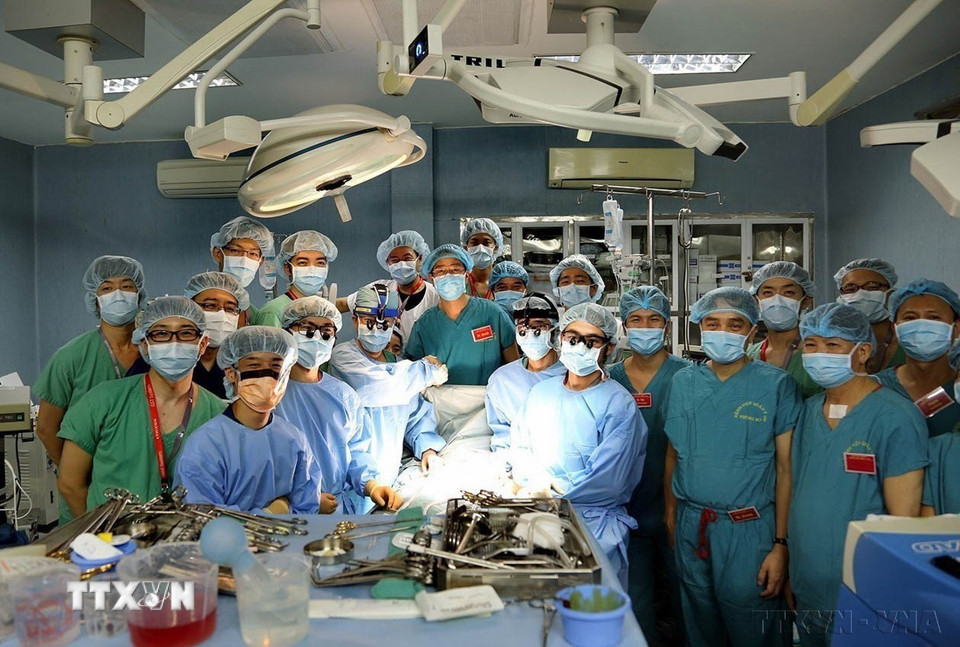 Năm 2017, lần đầu tiên Việt Nam thực hiện ca ghép phổi từ người cho sống. Ca ghép diễn ra ngày 21/2/2017, do các bác sỹ Bệnh viện Quân y 103, Học viện Quân y phối hợp với các chuyên gia Nhật Bản thực hiện. Thành công ca ghép phổi đầu tiên đưa chuyên ngành ghép tạng của Việt Nam lên tầm cao mới. Trong ảnh: Kíp phẫu thuật của Bệnh viện Quân y 103 thực hiện thành công ca ghép phổi đầu tiên từ người sống. (Ảnh: Dương Ngọc/TTXVN)